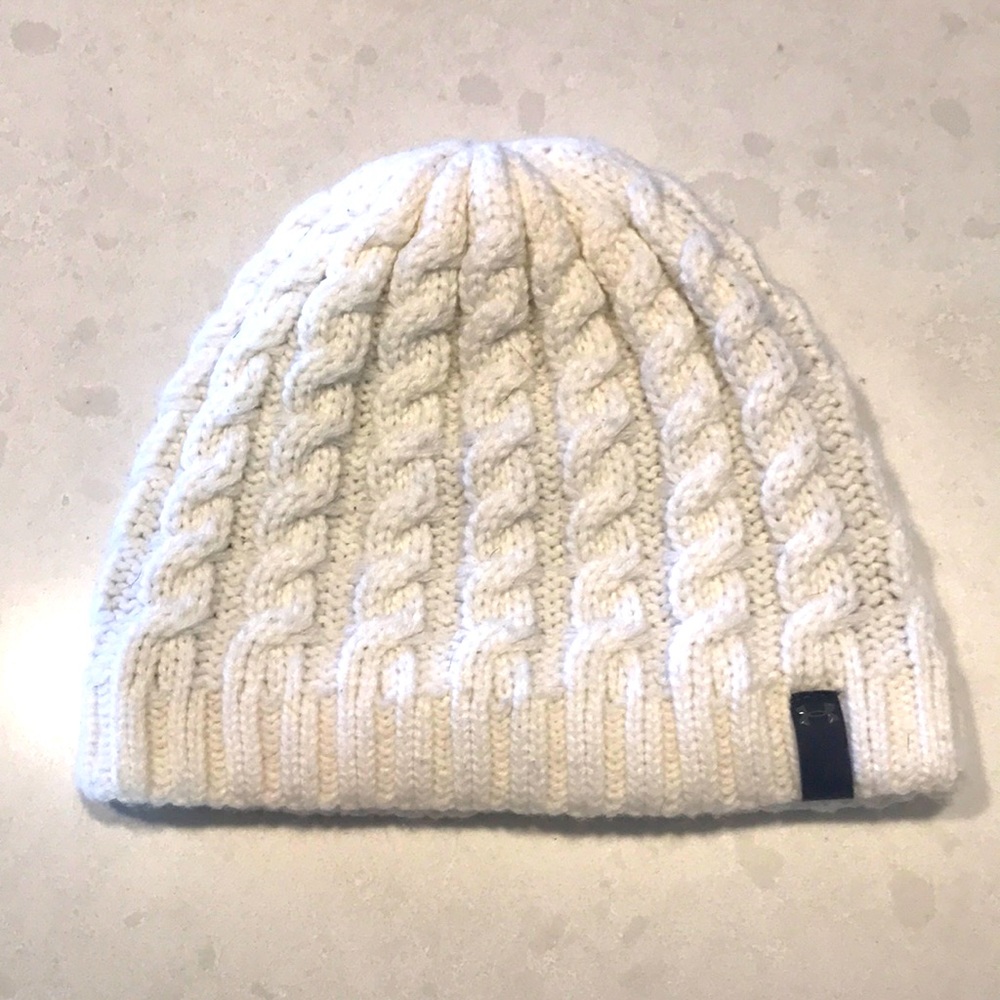 White beanie with grey tag